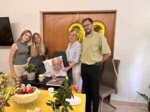 Wspomnienia, które łączą pokolenia – spotkanie z jedną z najstarszych absolwentek I LO